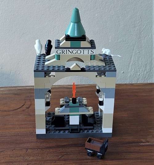 ORIGINAL LEGO HARRY POTTER GRINGOTTS BANK (4714) FROM 2002 - ABOUT 75% COMPLETE