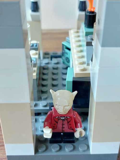 ORIGINAL LEGO HARRY POTTER GRINGOTTS BANK (4714) FROM 2002 - ABOUT 75% COMPLETE