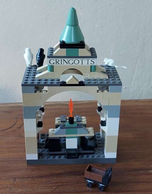 ORIGINAL LEGO HARRY POTTER GRINGOTTS BANK (4714) FROM 2002 - ABOUT 75% COMPLETE