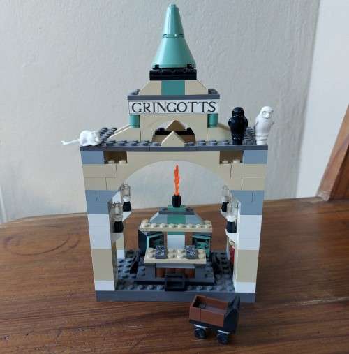 ORIGINAL LEGO HARRY POTTER GRINGOTTS BANK (4714) FROM 2002 - ABOUT 75% COMPLETE