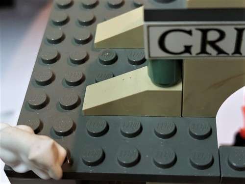 ORIGINAL LEGO HARRY POTTER GRINGOTTS BANK (4714) FROM 2002 - ABOUT 75% COMPLETE