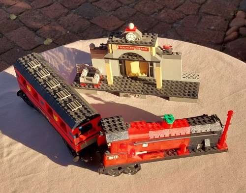 ORIGINAL LEGO HARRY POTTER FIRST HOGWARTS EXPRESS (4708) FROM 2001 - ABOUT 95% COMPLETE