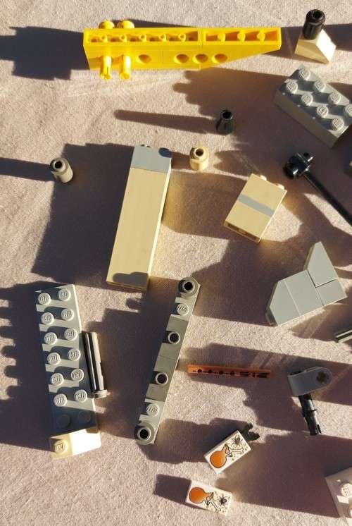 ORIGINAL LEGO HARRY POTTER LEGO PIECES UP FOR GRABS WHICH I WAS UNABLE TO ALLOCATE TO A SET