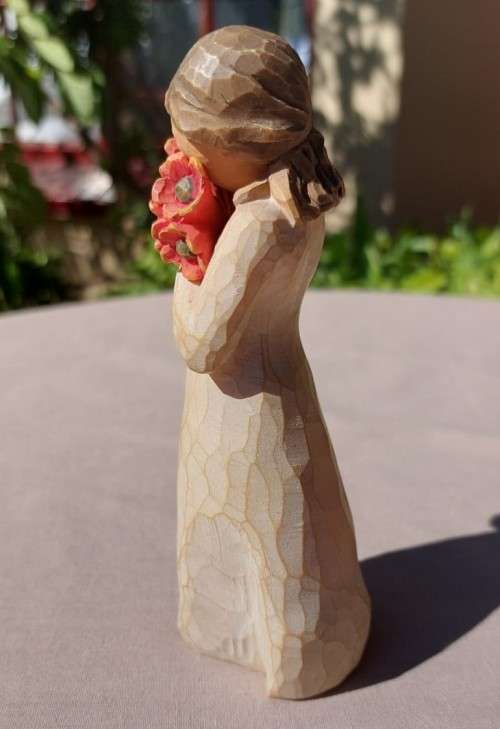 WILLOW TREE SURROUNDED BY LOVE DEMDACO FIGURINE BY SUSAN LORDI