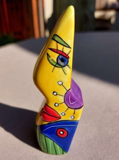 VERY CUTE HUGGING HIM AND HER SALT AND PEPPER SHAKERS WITH BRIGHT AFRICAN COLOURS