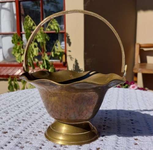 A CUTE BRASS BASKET WITH HANDLE