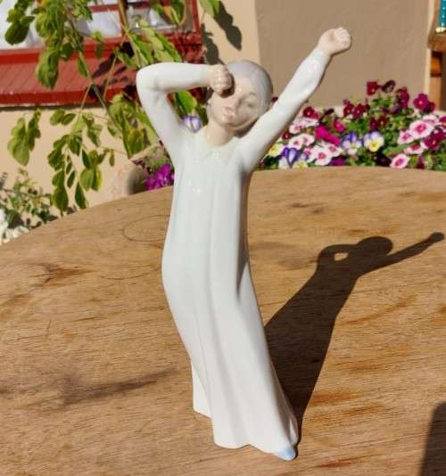 RARE ZAPHIR SPANISH PORCELAIN FIGURINE OF YAWNING GIRL
