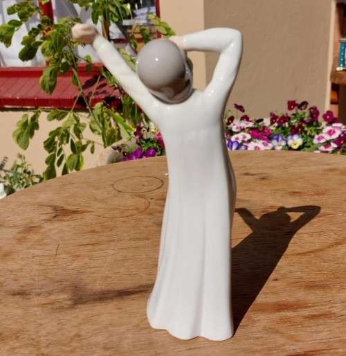 RARE ZAPHIR SPANISH PORCELAIN FIGURINE OF YAWNING GIRL