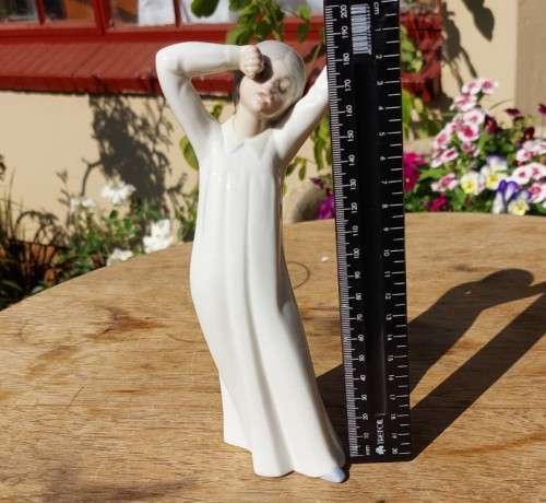 RARE ZAPHIR SPANISH PORCELAIN FIGURINE OF YAWNING GIRL