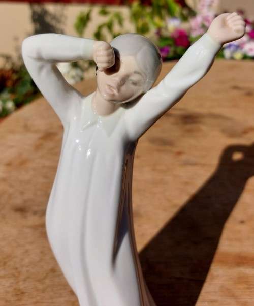 RARE ZAPHIR SPANISH PORCELAIN FIGURINE OF YAWNING GIRL