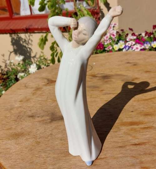 RARE ZAPHIR SPANISH PORCELAIN FIGURINE OF YAWNING GIRL