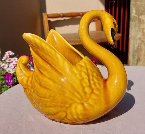 BEAUTIFUL SWAN MUSTARD COLOUR CERAMIC VASE