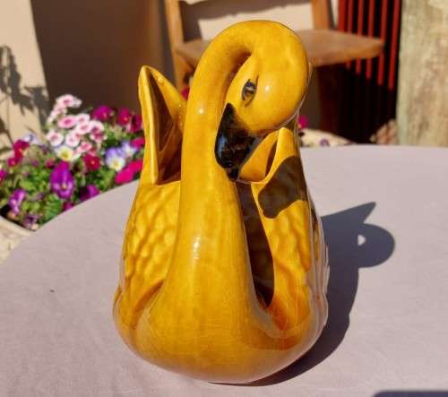 BEAUTIFUL SWAN MUSTARD COLOUR CERAMIC VASE