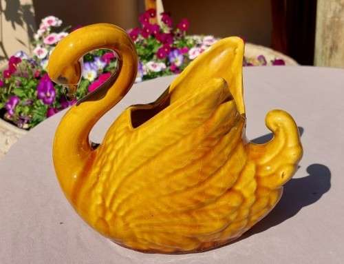 BEAUTIFUL SWAN MUSTARD COLOUR CERAMIC VASE