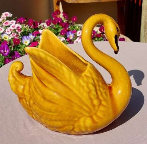 BEAUTIFUL SWAN MUSTARD COLOUR CERAMIC VASE