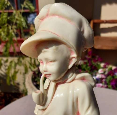 SIGNED ARTA FINA LARGE (31CM HIGH) RESIN STATUE OF YOUNG BOY SMOKING PIPE