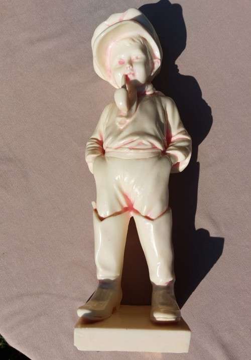 SIGNED ARTA FINA LARGE (31CM HIGH) RESIN STATUE OF YOUNG BOY SMOKING PIPE
