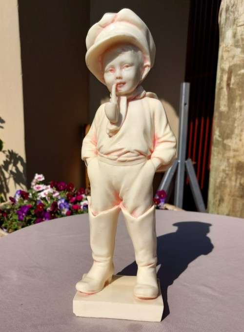 SIGNED ARTA FINA LARGE (31CM HIGH) RESIN STATUE OF YOUNG BOY SMOKING PIPE