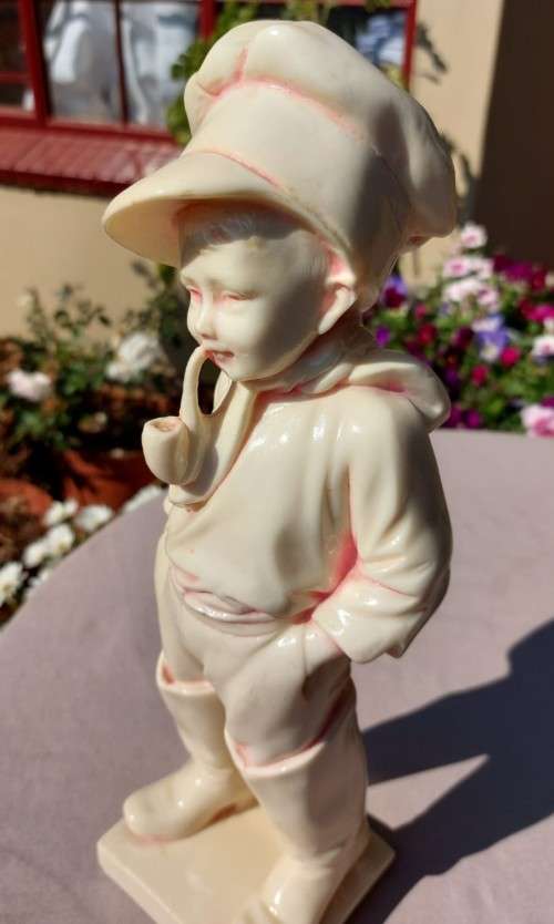 SIGNED ARTA FINA LARGE (31CM HIGH) RESIN STATUE OF YOUNG BOY SMOKING PIPE