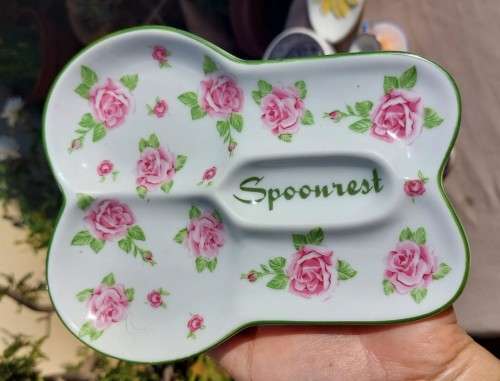 CERAMIC BATCH OF FIVE (5) ODDBALLS