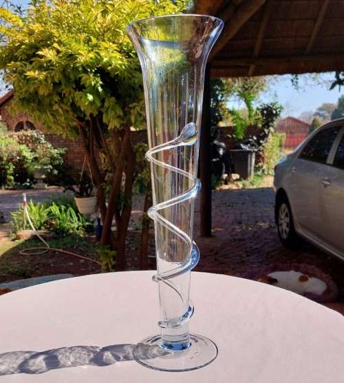 LARGE 48CM HIGH HANDMADE ART GLASS VASE WITH OUTSIDE GLASS STRIP TWIRL AROUND
