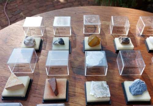 COLLECTION OF 19 ROCKS AND MINERAL SPECIMENS IN PERSPEX BOXES
