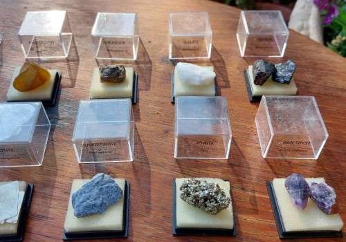 COLLECTION OF 19 ROCKS AND MINERAL SPECIMENS IN PERSPEX BOXES