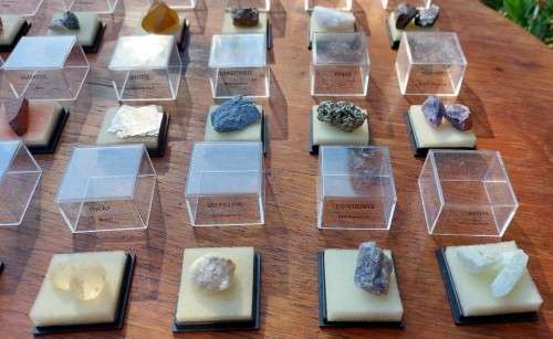 COLLECTION OF 19 ROCKS AND MINERAL SPECIMENS IN PERSPEX BOXES