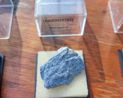 COLLECTION OF 19 ROCKS AND MINERAL SPECIMENS IN PERSPEX BOXES