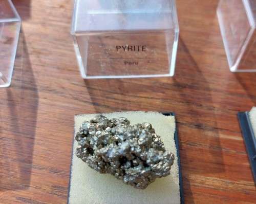 COLLECTION OF 19 ROCKS AND MINERAL SPECIMENS IN PERSPEX BOXES