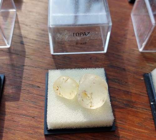 COLLECTION OF 19 ROCKS AND MINERAL SPECIMENS IN PERSPEX BOXES