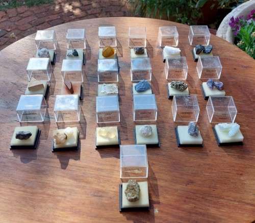 COLLECTION OF 19 ROCKS AND MINERAL SPECIMENS IN PERSPEX BOXES