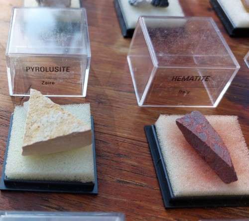 COLLECTION OF 19 ROCKS AND MINERAL SPECIMENS IN PERSPEX BOXES