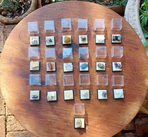 COLLECTION OF 19 ROCKS AND MINERAL SPECIMENS IN PERSPEX BOXES