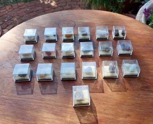 COLLECTION OF 19 ROCKS AND MINERAL SPECIMENS IN PERSPEX BOXES