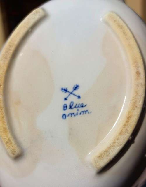 INTERESTING BLUE ONION PORCELAIN MARK GRAVY SEPARATOR