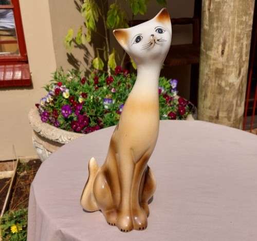A CUTE 35CM HIGH CERAMIC SIAMESE CAT
