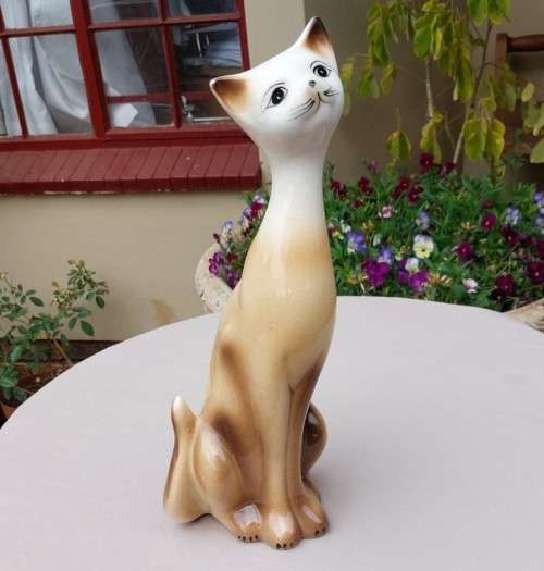 A CUTE 35CM HIGH CERAMIC SIAMESE CAT