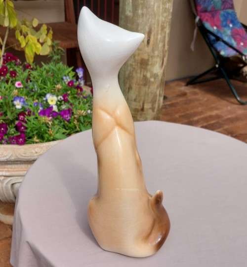 A CUTE 35CM HIGH CERAMIC SIAMESE CAT