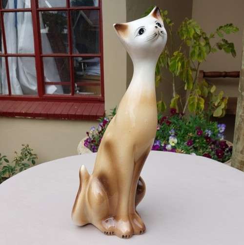 A CUTE 35CM HIGH CERAMIC SIAMESE CAT