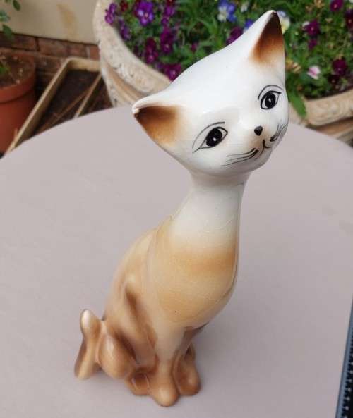 A CUTE 35CM HIGH CERAMIC SIAMESE CAT