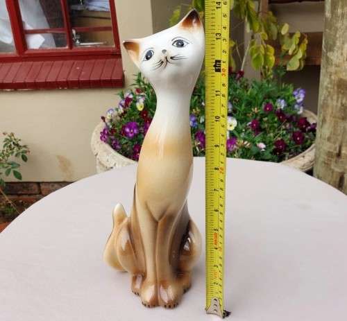 A CUTE 35CM HIGH CERAMIC SIAMESE CAT
