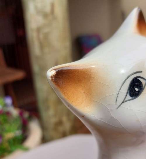 A CUTE 35CM HIGH CERAMIC SIAMESE CAT
