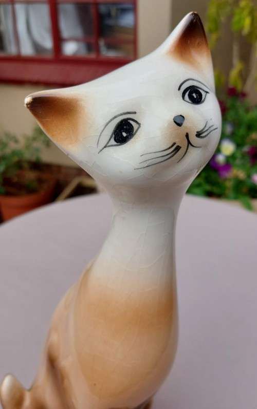A CUTE 35CM HIGH CERAMIC SIAMESE CAT