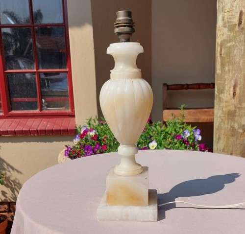 RESIN TABLE LAMP WITH MARBLE BASE IN GOOD WORKING CONDITION