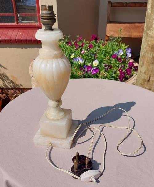 RESIN TABLE LAMP WITH MARBLE BASE IN GOOD WORKING CONDITION