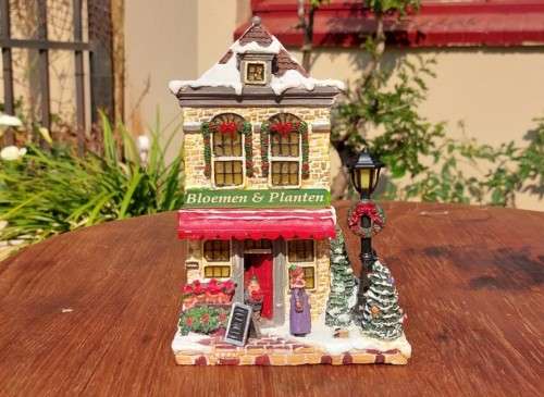 CERAMIC BATTERY LIGHTED CHRISTMAS STORY HOUSE WORKING