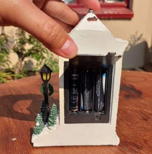 CERAMIC BATTERY LIGHTED CHRISTMAS STORY HOUSE WORKING