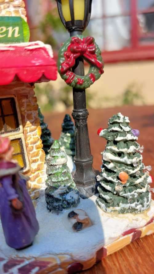 CERAMIC BATTERY LIGHTED CHRISTMAS STORY HOUSE WORKING