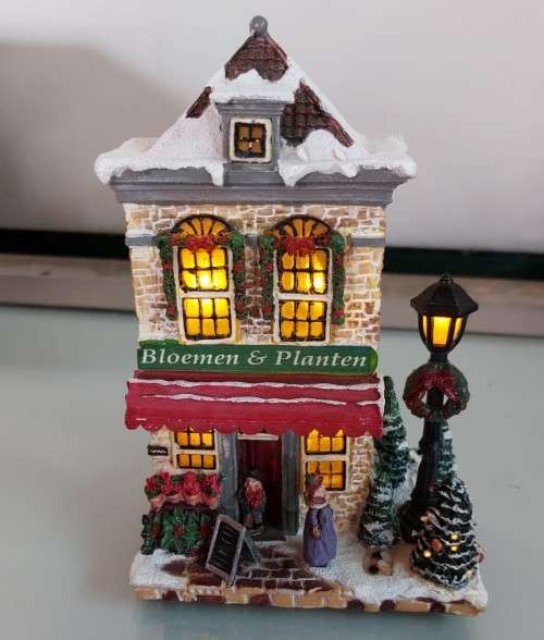 CERAMIC BATTERY LIGHTED CHRISTMAS STORY HOUSE WORKING